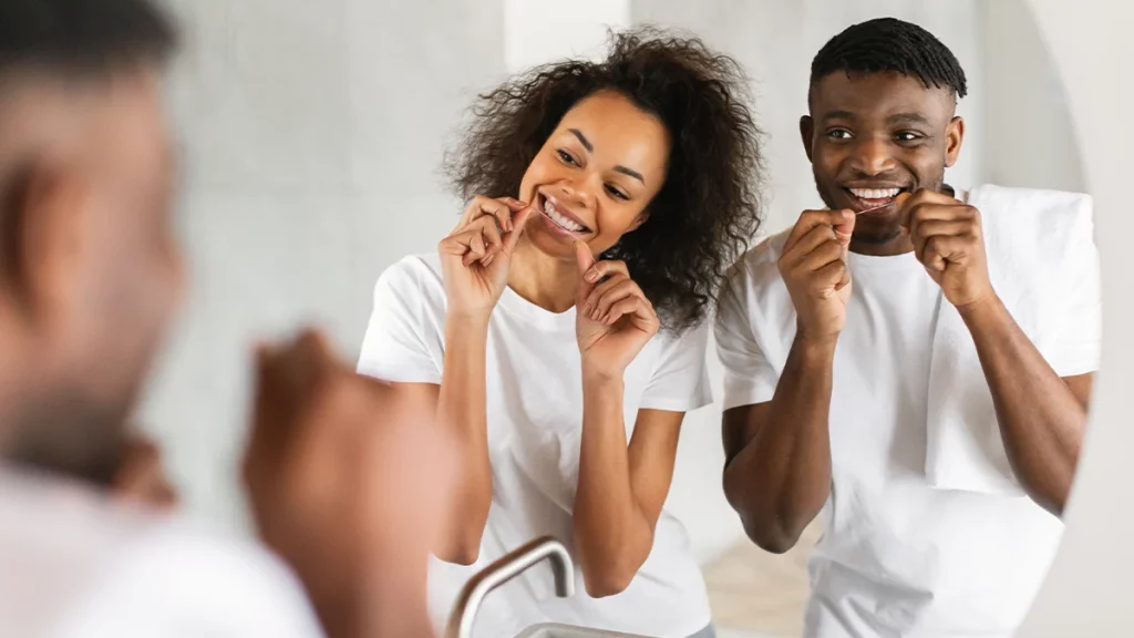 dr.consulta - homem e mulher usando fio dental para escovar os dentes, limpeza dental, cuidados com os dentes, prevenção contra a periodontite