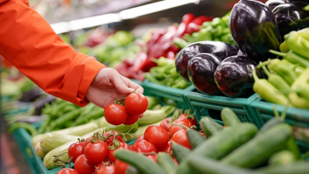 dr.consulta - pessoa escolhendo legumes e vegetais em uma banca, consumo de alimentos saudáveis, prevenção pré-diabetes