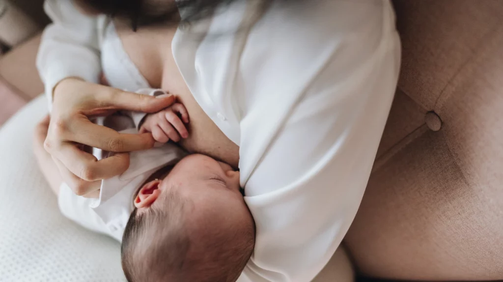 dr.consulta - mulher com recém-nascido nos braços, prevenção diabetes gestacional