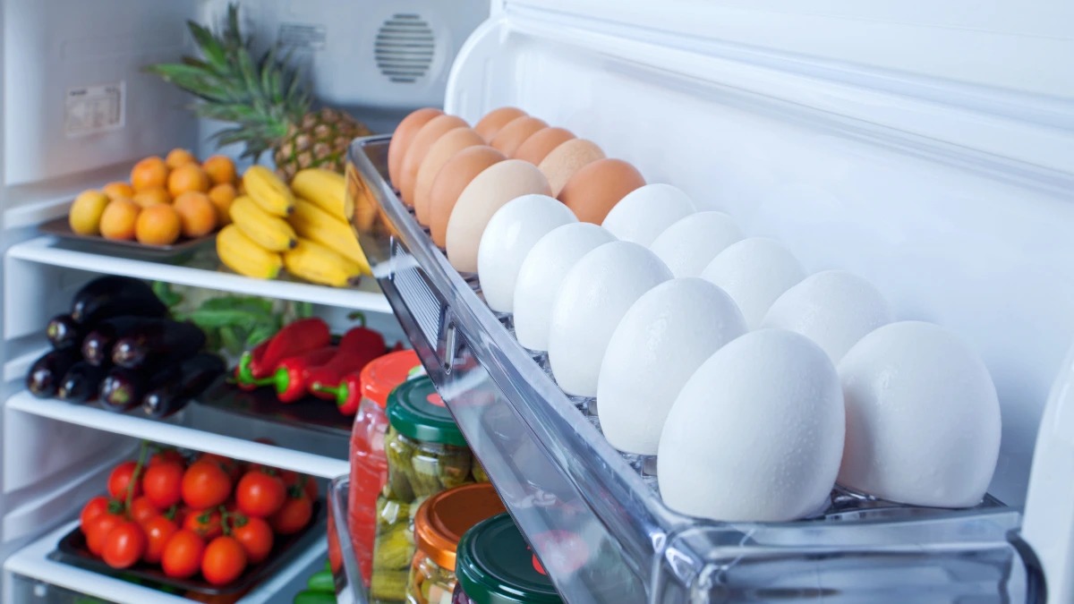 dr.consulta - geladeira aberta com alimentos que ajudam a baixar a pressão.