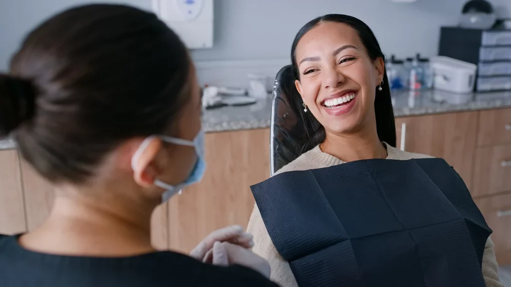 dr.consulta - mulher passando em consulta com dentista, paciente no pré-operatórioa da gengivecotmia, a cirurgia da gengiva