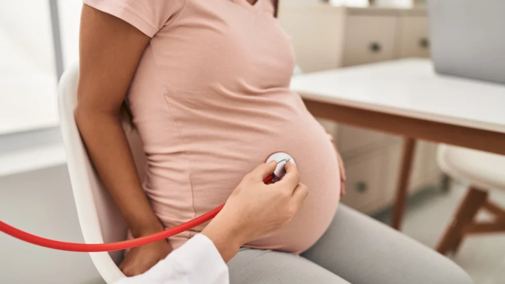 dr.consulta - barriga de grávida sendo auscultada, procedimento para monitorar a pressão alta na gravidez.