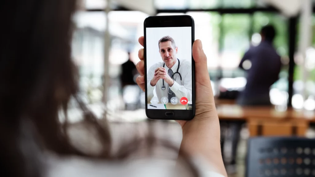 dr.consulta - pessoa no ambiente de trabalho fazendo uma consulta online, via telemedicina, atendimento médico a distância, cuidados com a saúde do colaborador