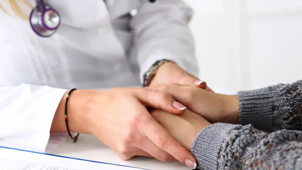 dr.consulta - profissional de saúde acolhendo uma paciente com depressão, segurando suas mãos, dando apoio