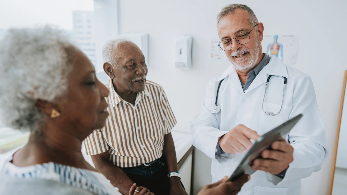 dr.consulta - Casal de idosos, composto por homem e mulher negros, em consulta médica, simbolizando quando procurar um geriatra.