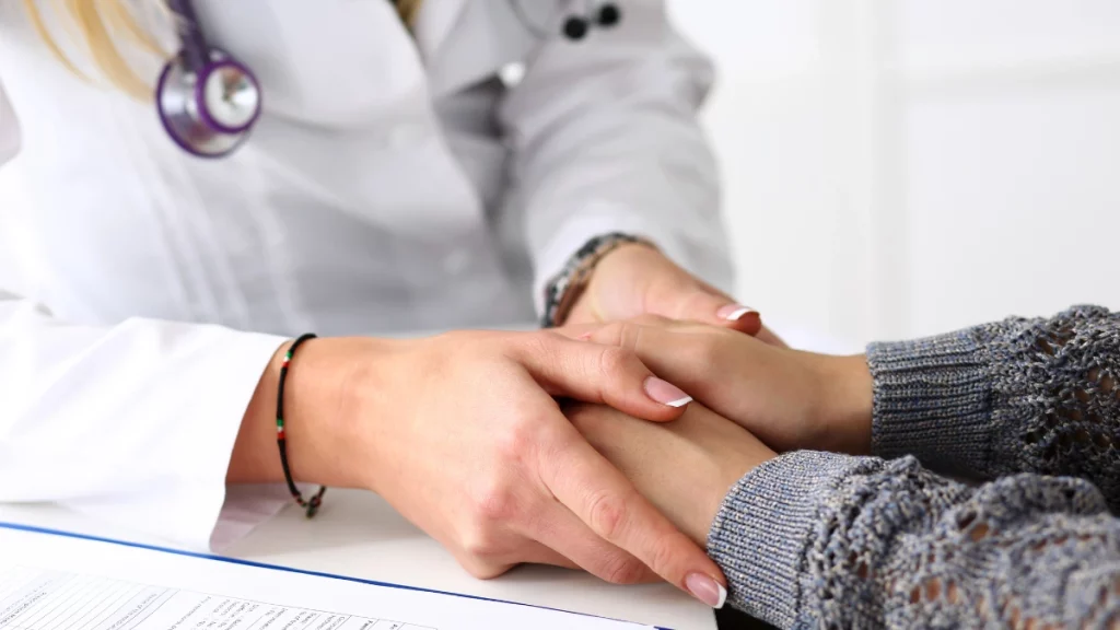 dr.consulta - mulher em atendimento psicológico sendo acolhida pela profissional de saúde