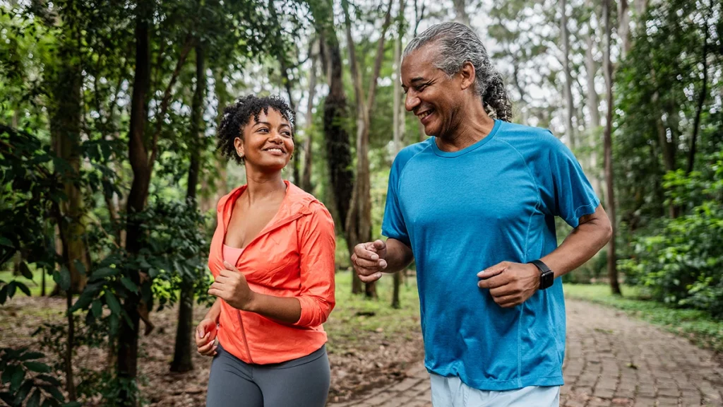 dr.consulta - casal correndo em um parque, ambiente aberto, indicações de tratamentos para ansiedade