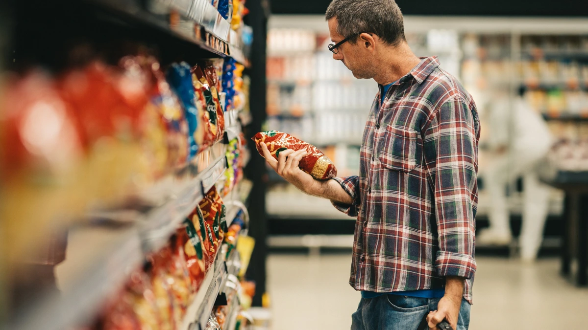 dr.consulta - homem no supermercado lendo o rótulo dos alimentos, alimentos light e diet