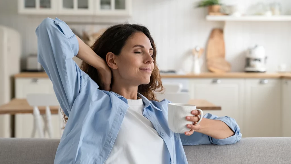 dr.consulta - mulher relaxada, como prevenir a dor de cabeça por estresse