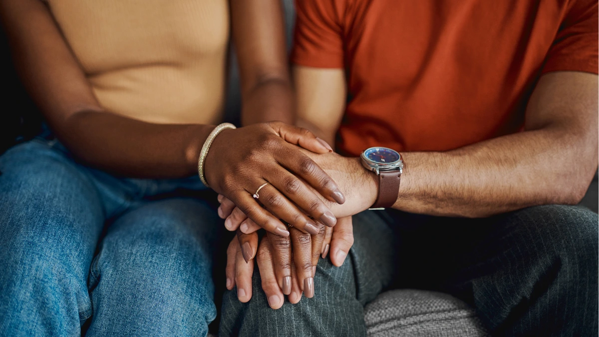 dr.consulta - homem e mulher com as mãos dadas, sentados em um sofá fazendo terapia de casais