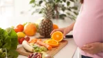 dr.consulta - Mulher com barriga de grávida escolhendo itens para alimentação na gravidez.
