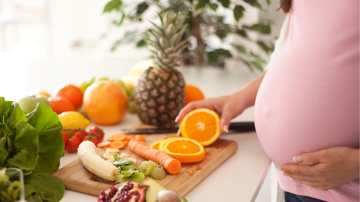 dr.consulta - Mulher com barriga de grávida escolhendo itens para alimentação na gravidez.