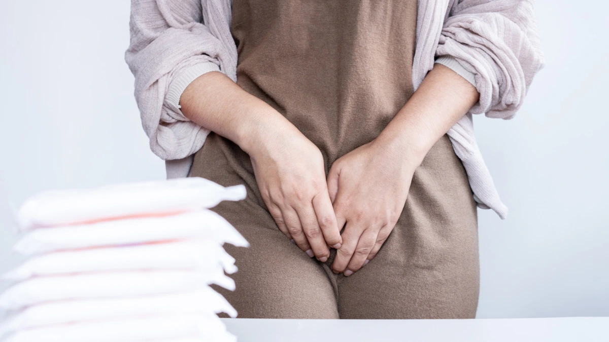 dr.consulta - mulher com as mãos na parte íntima, proteção, prevenção contra o câncer vulvar