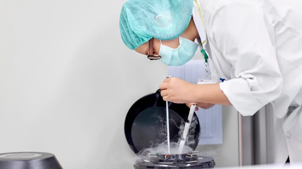 dr.consulta - técnica avaliando óvulos congelados
