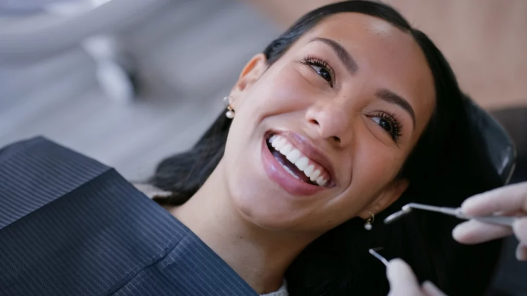 dr.consulta - Mulher sorrindo em procedimento de colocação de coroas dentárias.