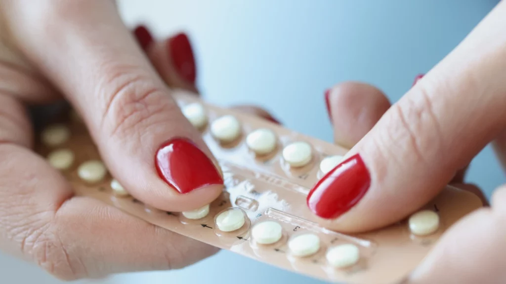 dr.consulta - mulher com cartela de comprimidos nas mãos, alívio dos sintomas e regulação hormonal