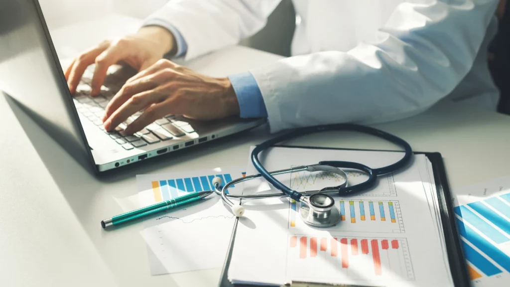 dr.consulta - profissional de saúde fazendo relatórios da saúde dos colaboradores, acompanhamento de saúde dos colaboradores, atendimento e suporte médico especializado, mudanças nas regras da nr-1