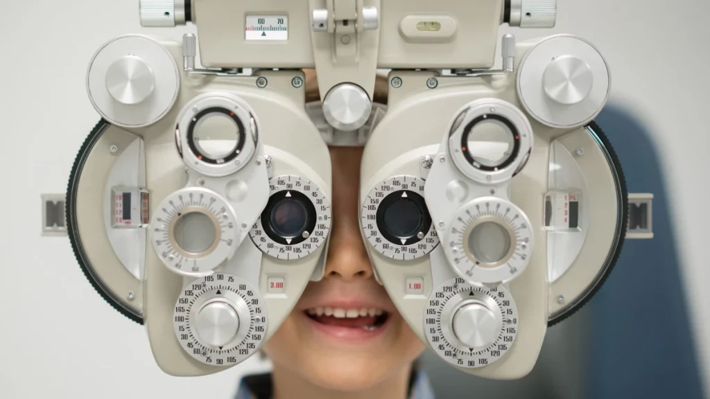 dr.consulta - Criança em exame de acuidade visual em consulta de oftalmopediatria.