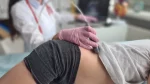 dr.consulta - Criança realizando ultrassom das vias urinárias em consulta.