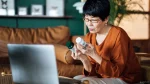 dr.consulta - mulher com embalagens de remédios para diabetes nas mãos, fazendo avaliação e pesquisa online