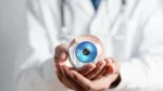 dr.consulta - oftalmologista com um olho figurativo nas mãos, cuidados com a retinopatia diabética