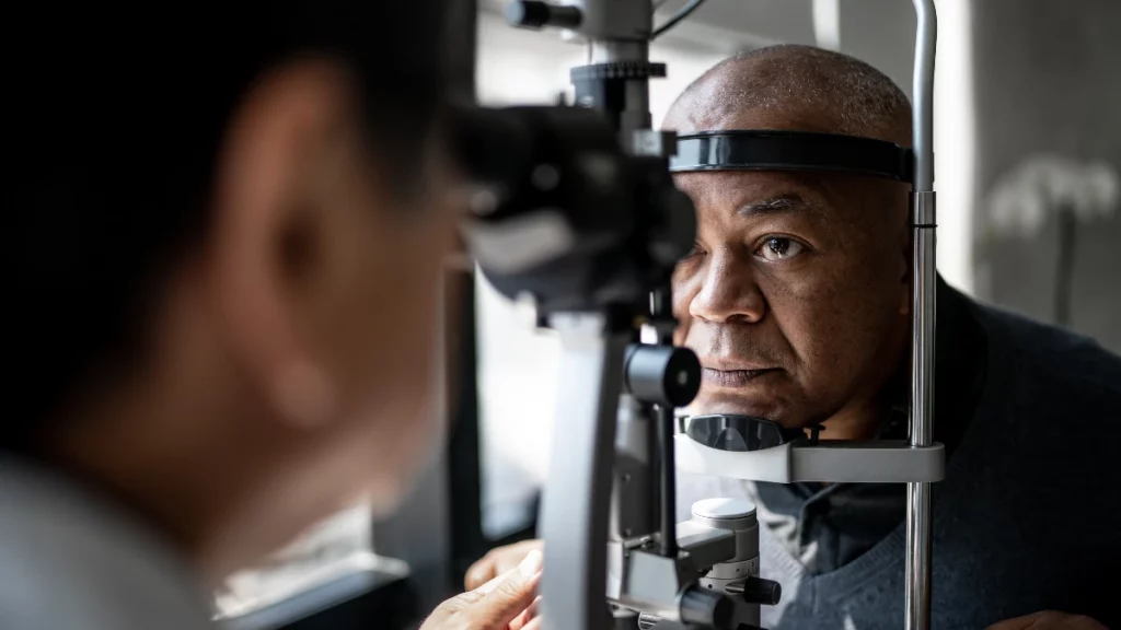 dr.consulta - homem fazendo exame oftalmológico, acompanhamento da retinopatia hipertensiva
