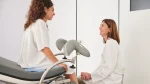 dr.consulta - mulher fazendo o diagnóstico do sangramento uterino anormal, em consulta com ginecologista
