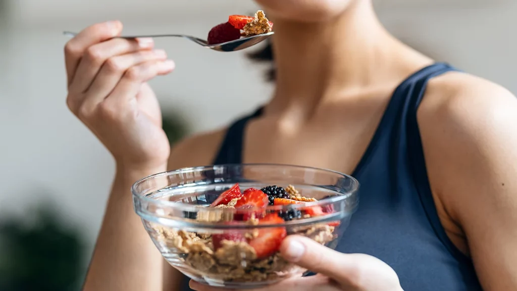 dr.consulta - mulher consumindo frutas vermelhas, alimentação saudável e benéfica para o bem-estar mental
