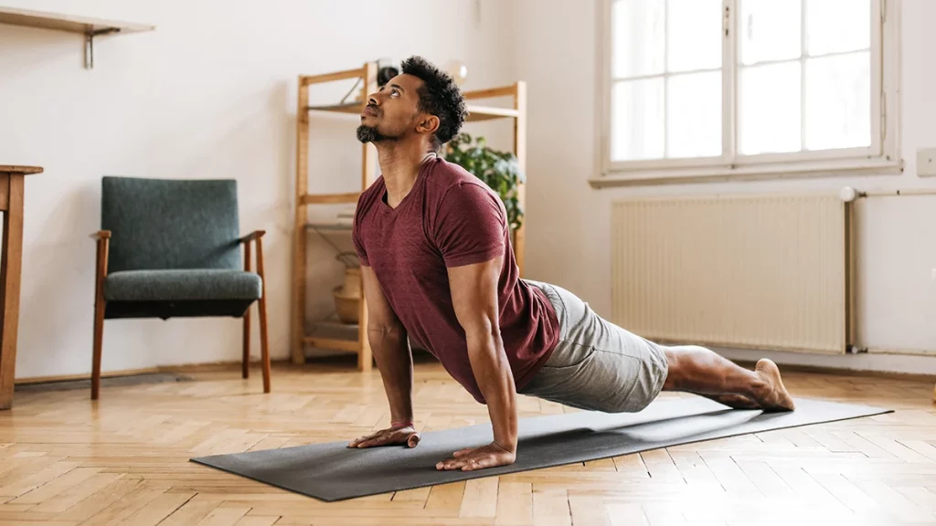 dr.consulta - Homem fazendo movimentos de Yoga, um dos exercícios físicos indicados para depressão.