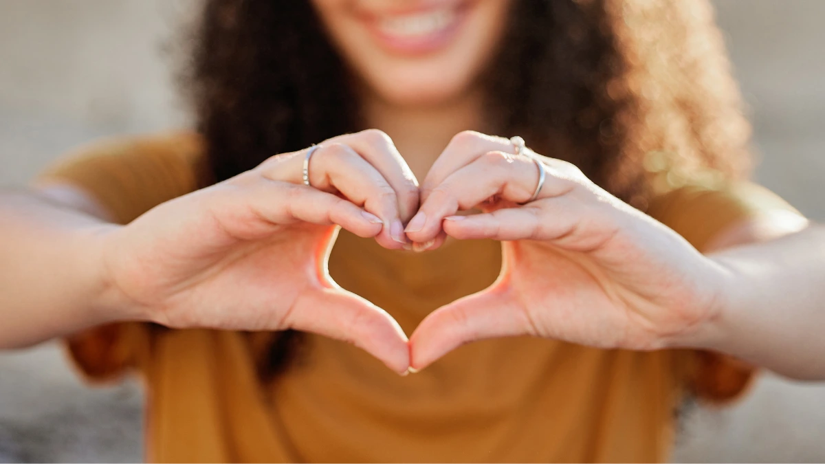 dr.consulta - Na imagem, mulher faz símbolo de coração. Ela representa a importância de se prevenir as doenças cardiovasculares.
