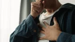 dr.consulta - homem com as mãos no peito com sintomas de angina de peito, acompanhamento cardiológico