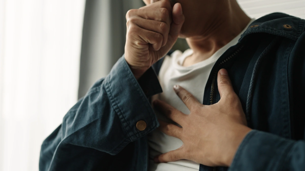 dr.consulta - homem com as mãos no peito com sintomas de angina de peito, acompanhamento cardiológico