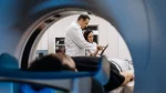 dr.consulta - Na imagem, pessoa dentro de tomógrafo para realização de angiotomografia.