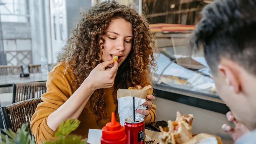 dr.consulta - Mulher comento batata frita, comida gordurosa que causa dispepsia.