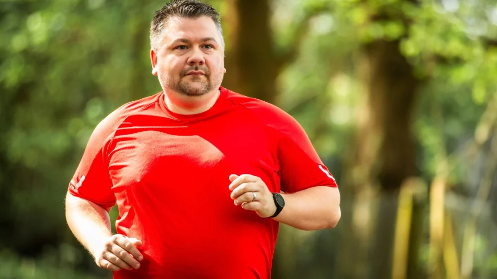 dr.consulta - Homem obeso fazendo exercícios para eliminar gordura na barriga .