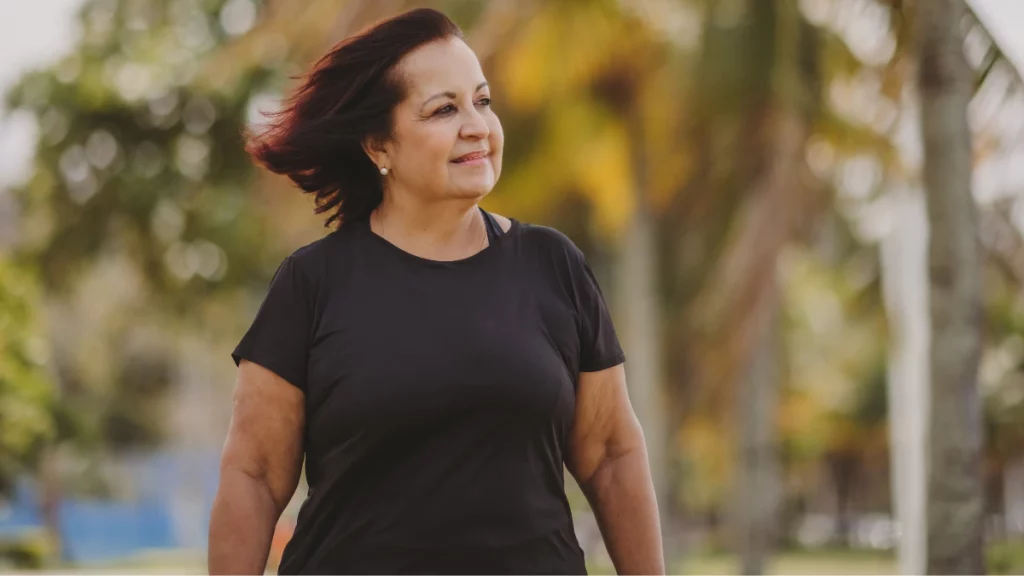 dr.consulta - Mulher mais velha, na idade da menopausa, caminhando.