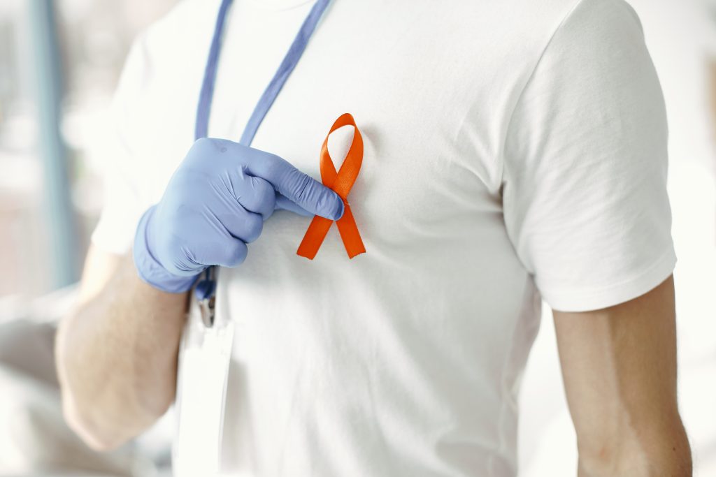 Dezembro laranja: saiba como prevenir o câncer de pele e quando procurar um dermatologista