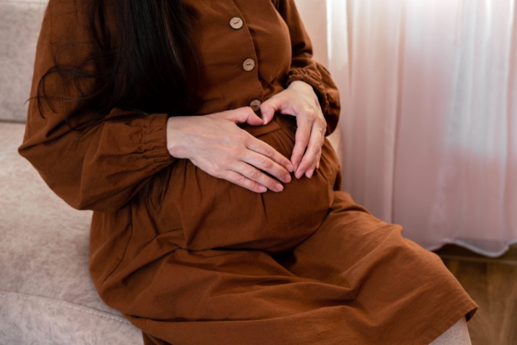 Quais são as causas do corrimento marrom na gravidez?