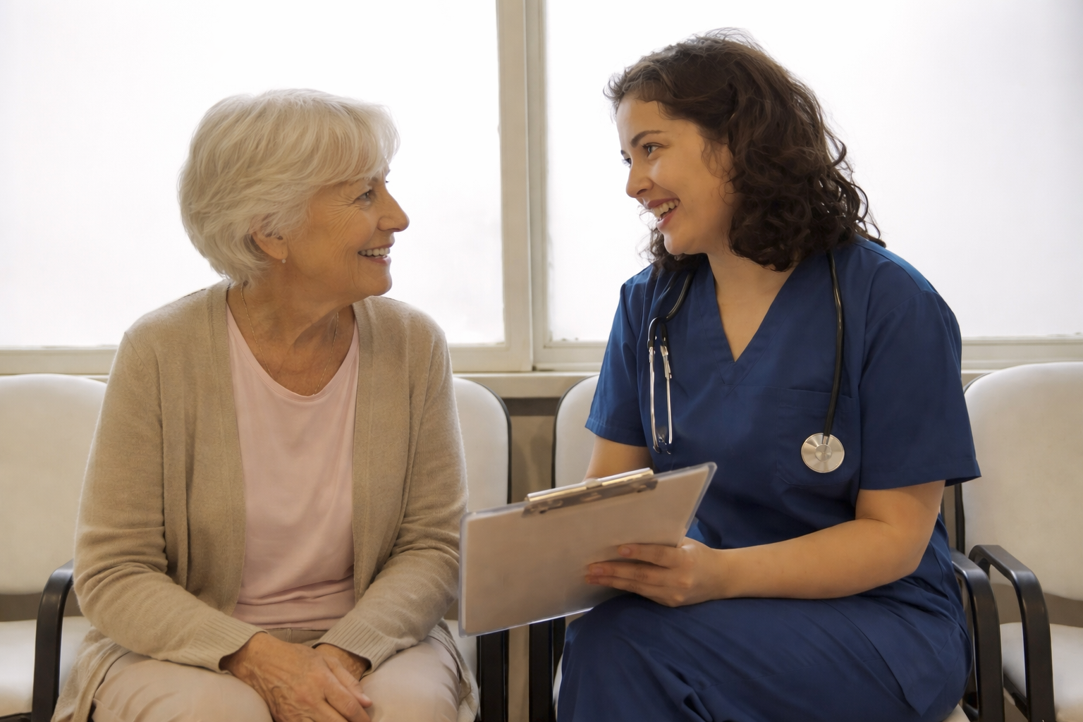 Enfermeira conversando com paciente durante consulta de enfermagem