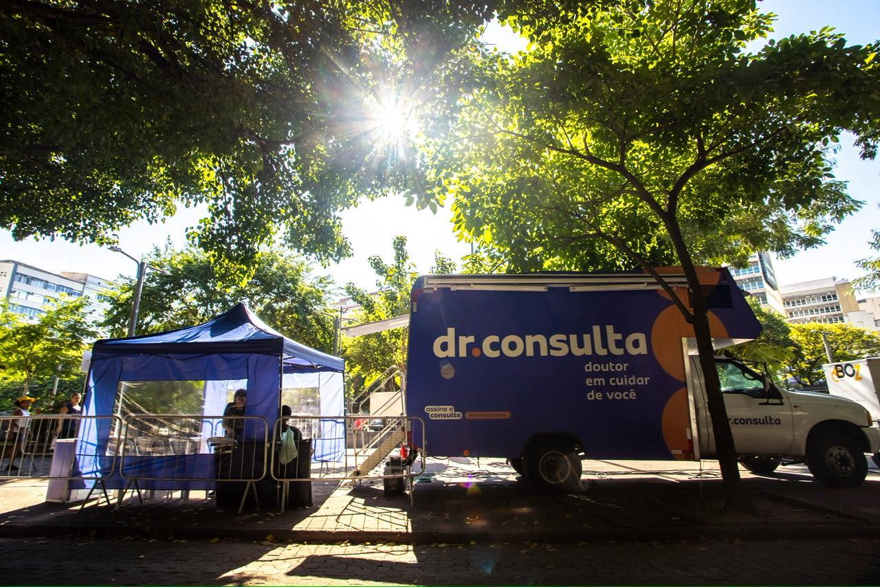 truck da saúde no rio de janeiro realizando atendimento gratuito