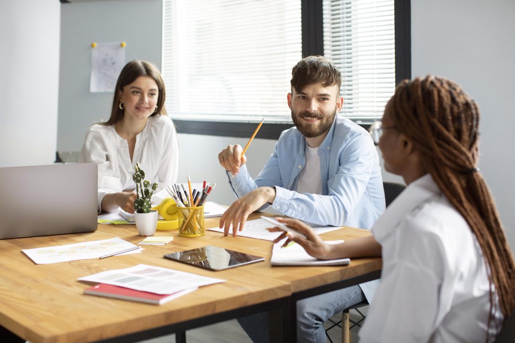 Saúde do colaborador nas empresas: prevenção, novas regras trabalhistas e impacto no absenteísmo