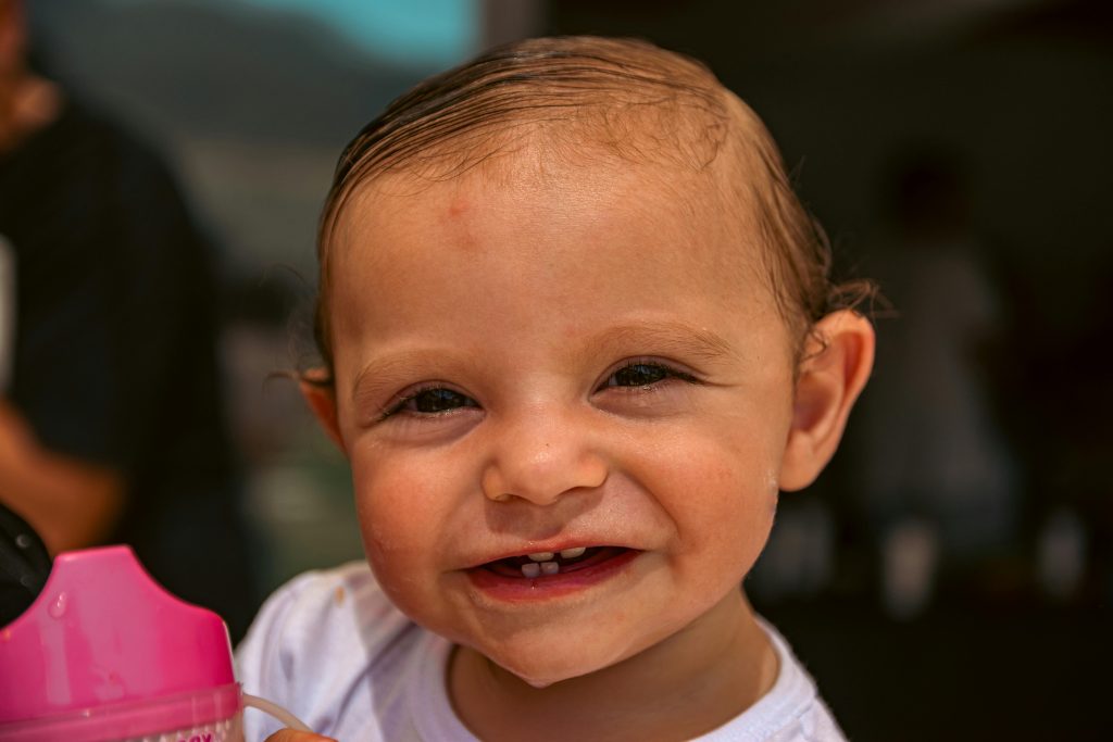 Primeiros dentes do bebê: quando nascem, sintomas e como aliviar