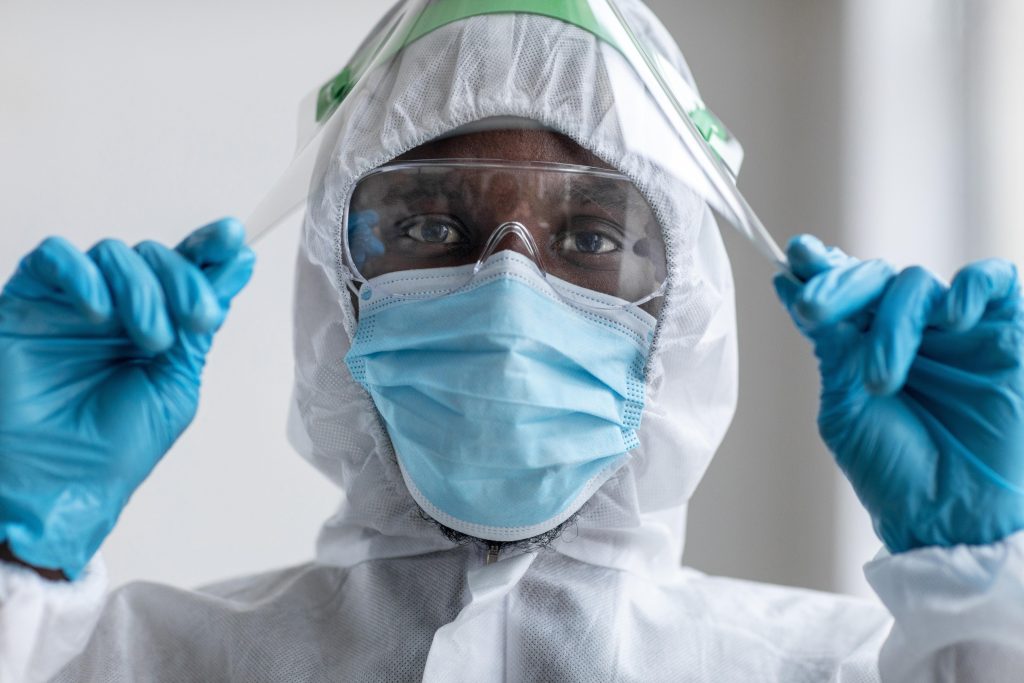 Ebola: como acontece a transmissão e quais são os sintomas