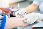 Profissional de saúde realizando coleta de sangue para exame de plaquetas baixas