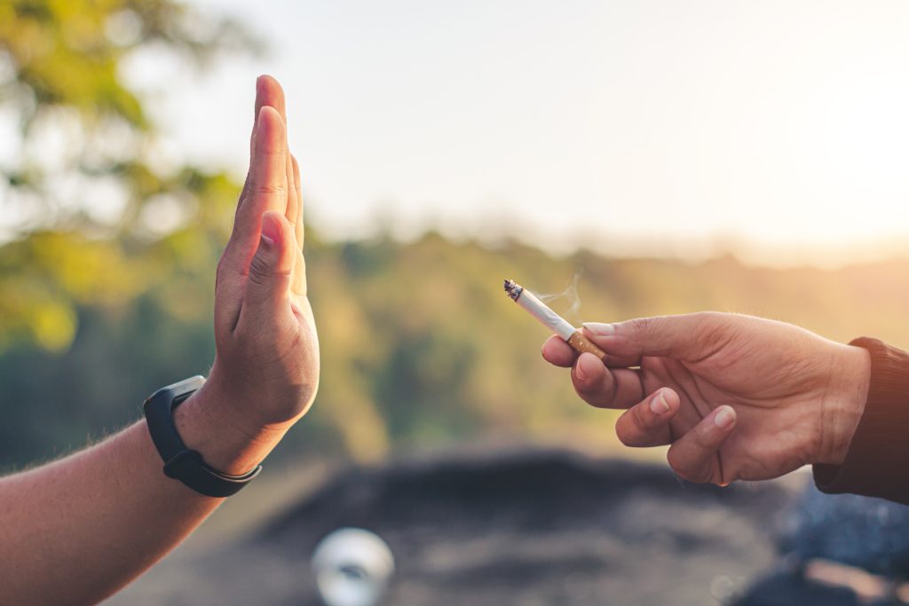 Fumante passivo: conheça os riscos para quem não fuma